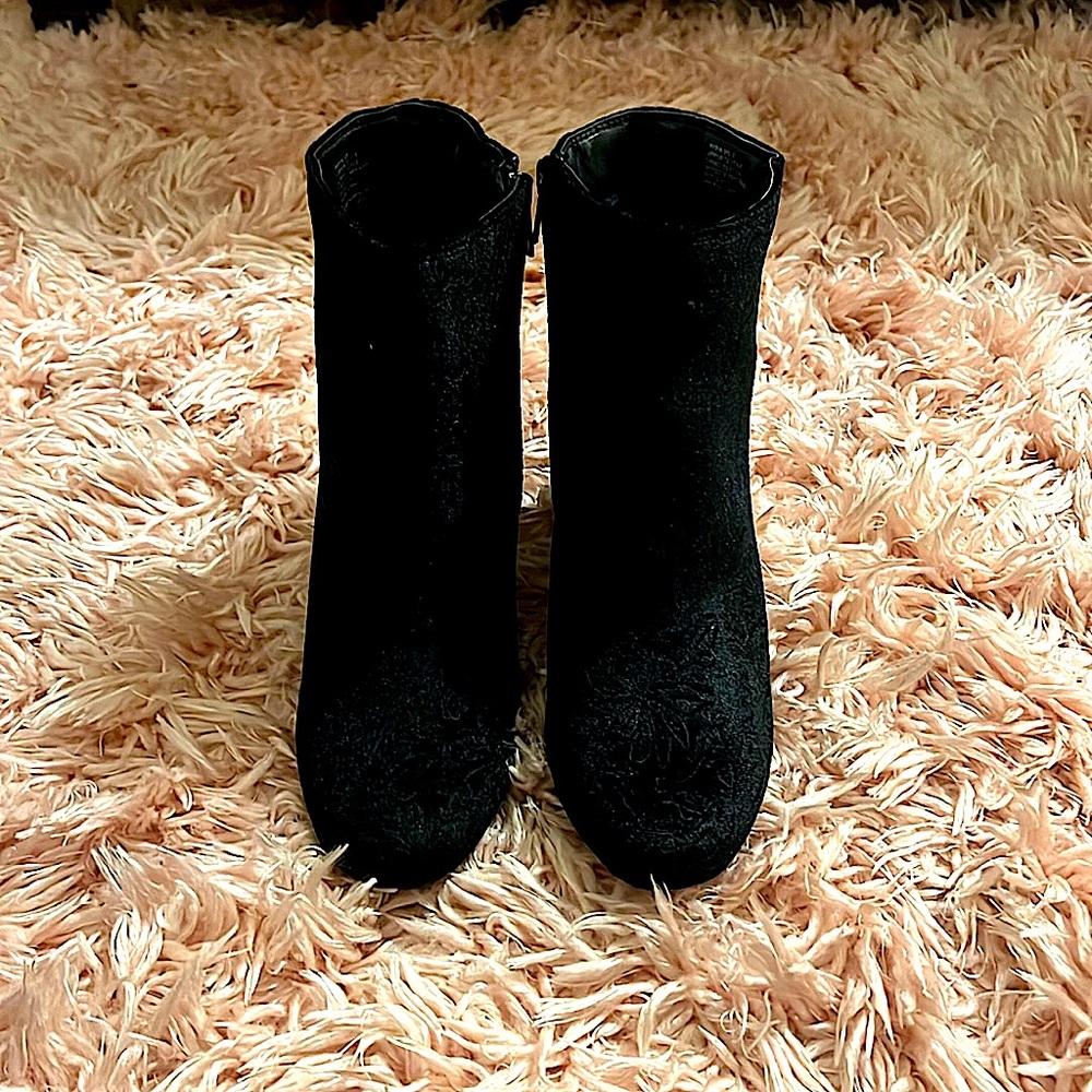 Black suede boots in size 7